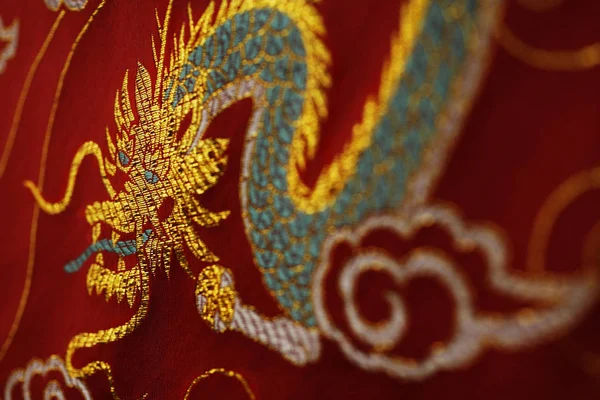 Altın ejderha ile Çin ipek — Stok fotoğraf