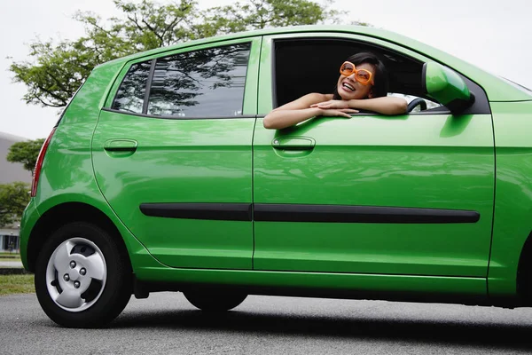 Mujer con coche verde — Foto de Stock