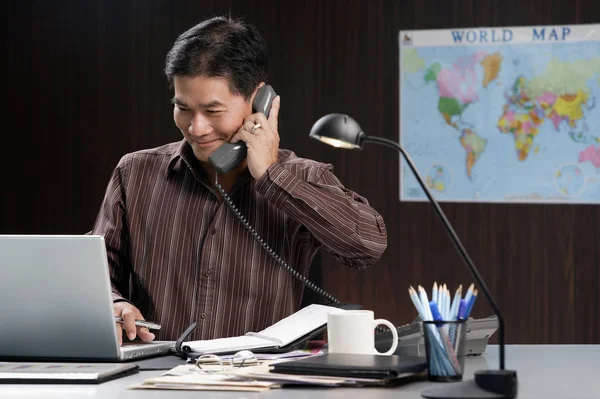 Un homme parle au téléphone — Photo