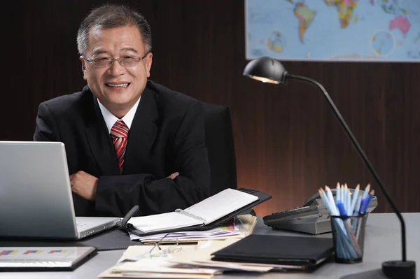 Asiatiska mannen på jobbet — Stockfoto