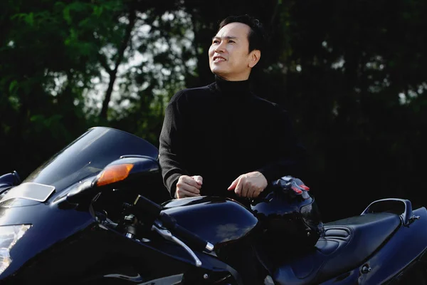 Adam motosiklet duruyor — Stok fotoğraf