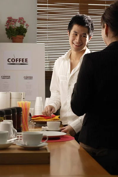 Kollegen plaudern in der Kaffeepause — Stockfoto