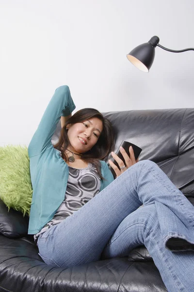 Жінка сидить у дивані — стокове фото
