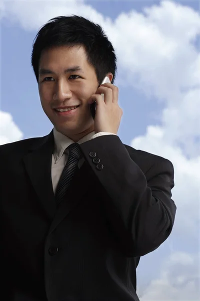 Empresario en el teléfono móvil — Foto de Stock