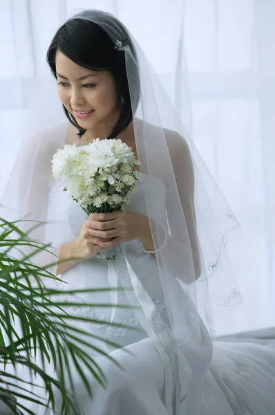 Noiva com um buquê de flores — Fotografia de Stock