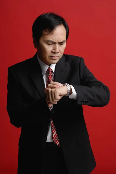A businessman watch for the time — Stock Photo, Image