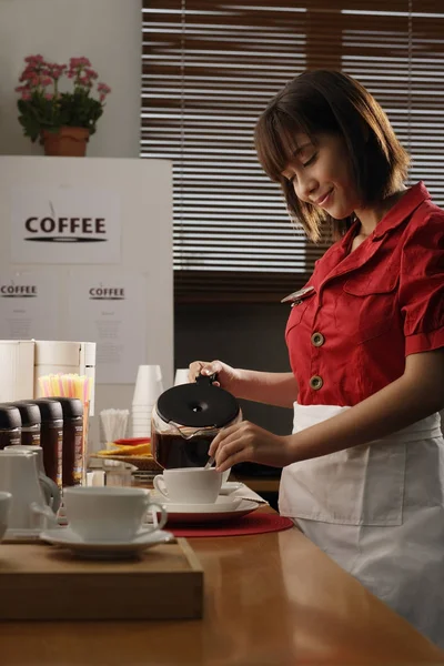 Waitress in diner pouring coffee — Stock Photo, Image