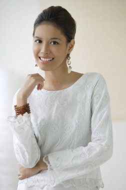 Kameraya gülümseyen kadın