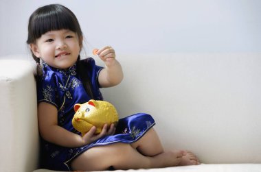 Mavi ipek cheongsam küçük bir kız