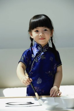 Mavi ipek cheongsam küçük bir kız