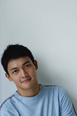 Bir adam kameraya bakıyor.