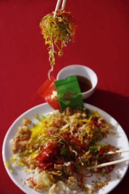 Savurma çiğ balık salata 
