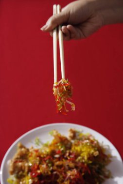 Kadın savurma çiğ balık salata