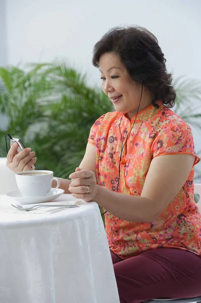 Ώριμη γυναίκα έχοντας το τσάι — Φωτογραφία Αρχείου