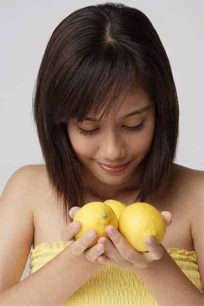 Frau, die Zitronen riecht — Stockfoto