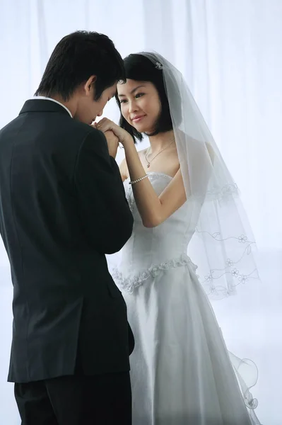 Bräutigam küsst die Hand der Braut — Stockfoto
