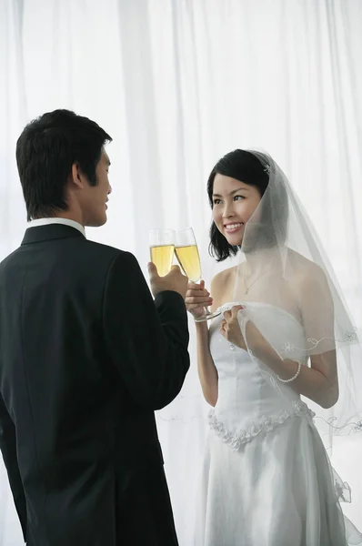 Um casal recém-casado segurar copos de champanhe — Fotografia de Stock