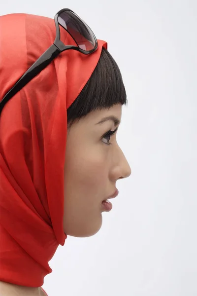 Vrouw dragen rode sjaal en zonnebril — Stockfoto