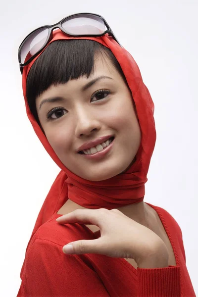 Mujer con pañuelo rojo y gafas de sol — Foto de Stock