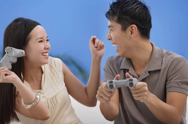 Pareja jugando videojuegos — Foto de Stock