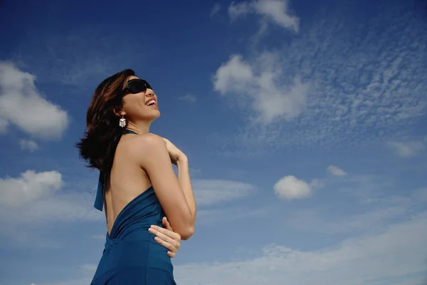 Una joven con gafas de sol — Foto de Stock