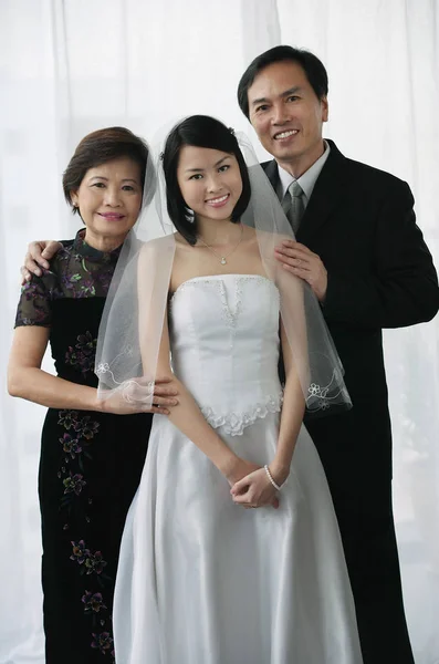 Menyasszony és családja — Stock Fotó