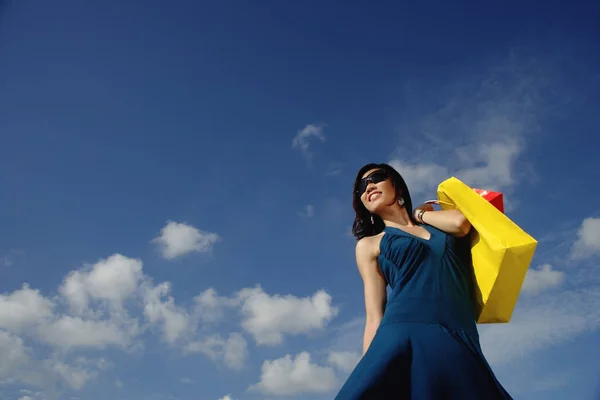 Femme avec sacs à provisions — Photo