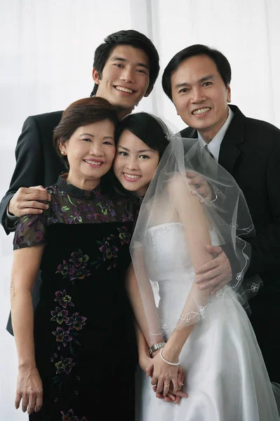 Novomanželský pár a rodina — Stock fotografie