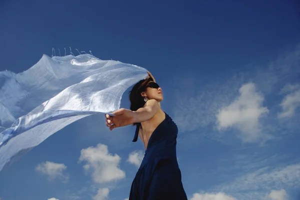 Mujer baila en el viento con un velo — Foto de Stock