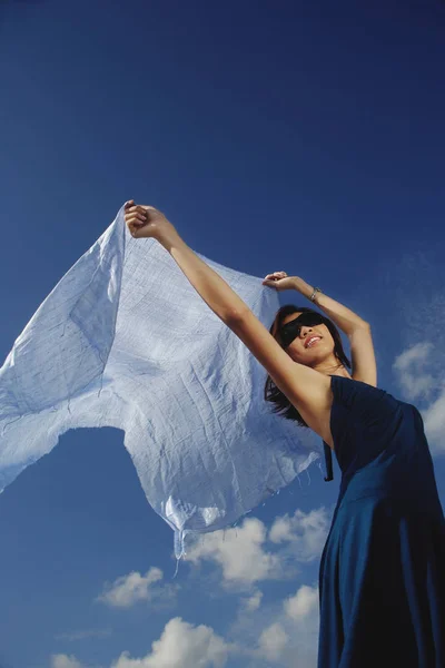 Mujer baila en el viento con un velo — Foto de Stock