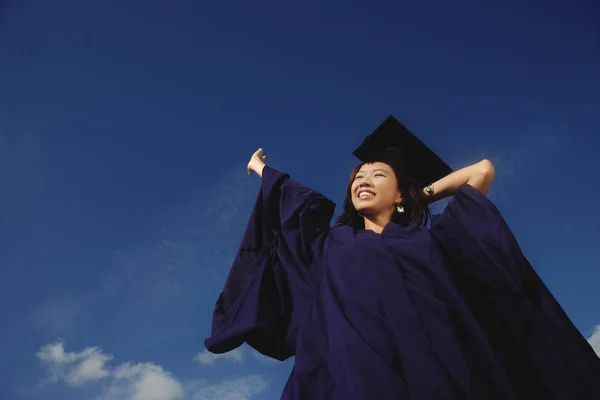 Mujer recién graduada celebrando —  Fotos de Stock