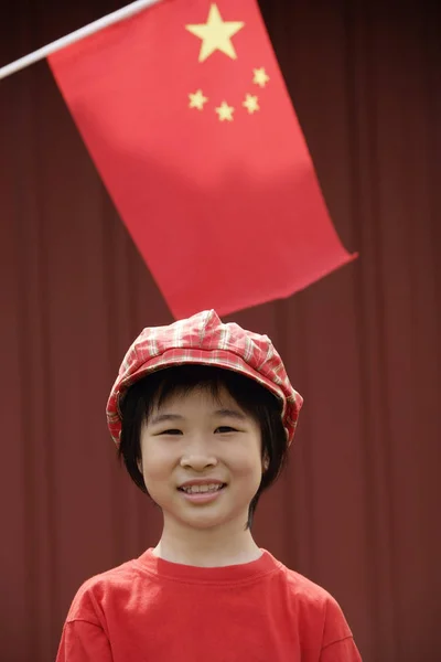 Девушка под китайским флагом — стоковое фото