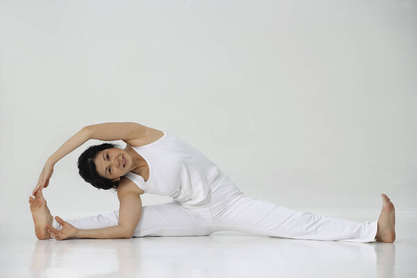 женщина практикует йогу