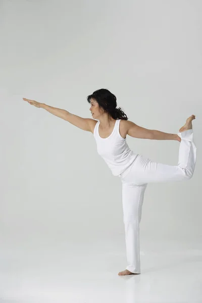 Donna che pratica yoga — Foto Stock