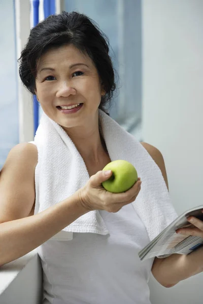 Mulher comendo maçã — Fotografia de Stock