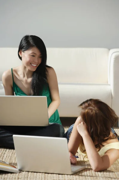 Молоді жінки працюють з ноутбуком — стокове фото