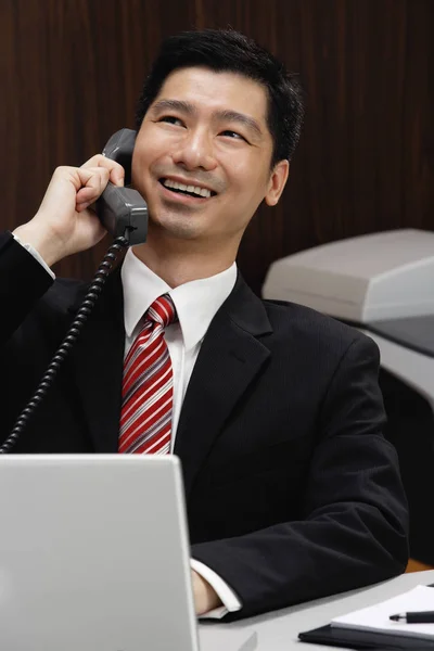 Een zakenman aan de telefoon — Stockfoto