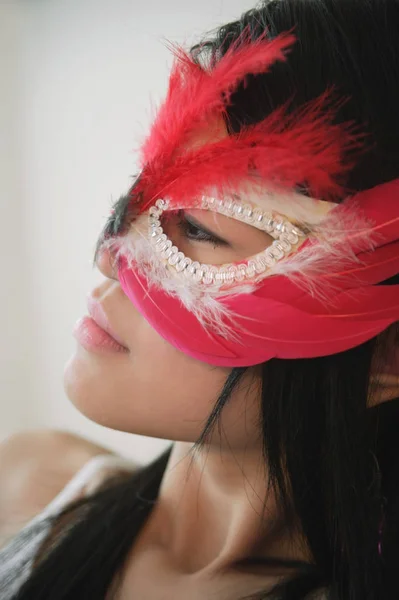 Tüy maskeli kadın — Stok fotoğraf