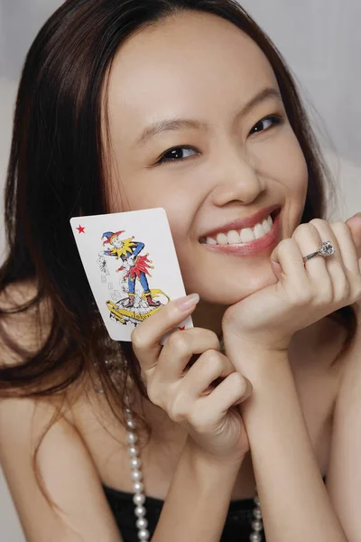 Joker kartı tutan kadın — Stok fotoğraf