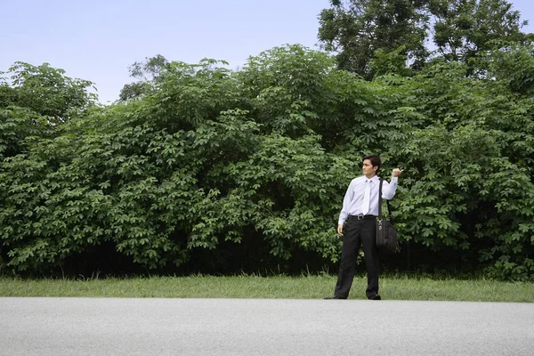 Man hitch hiking — Stockfoto