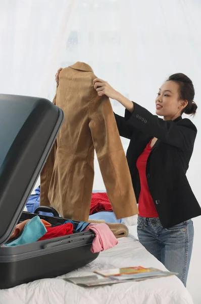 Женщина собирает чемодан — стоковое фото