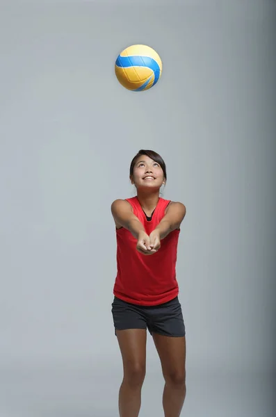 Mulher jogando com voleibol — Fotografia de Stock