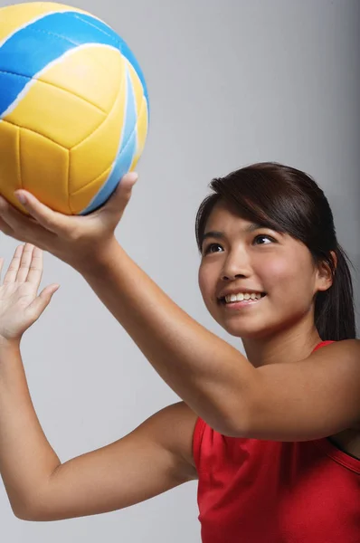 Femme jouant avec le volleyball — Photo