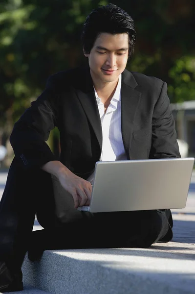 Un homme utilise son ordinateur portable — Photo