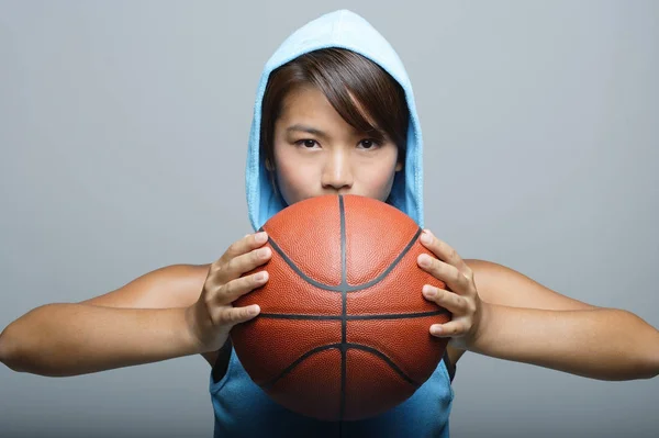 Mujer joven con baloncesto — Foto de Stock