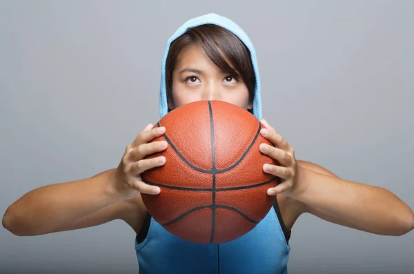 年轻女子篮球 — 图库照片