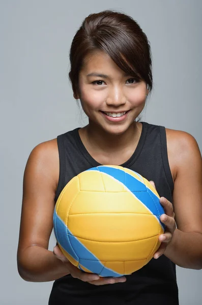 Frau spielt mit Volleyball — Stockfoto