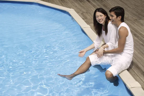 Jovem casal se divertindo — Fotografia de Stock