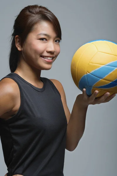 Frau spielt mit Volleyball — Stockfoto