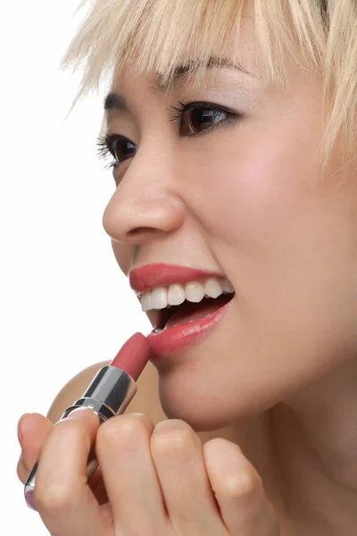 Perempuan Memakai lipstik — Stok Foto